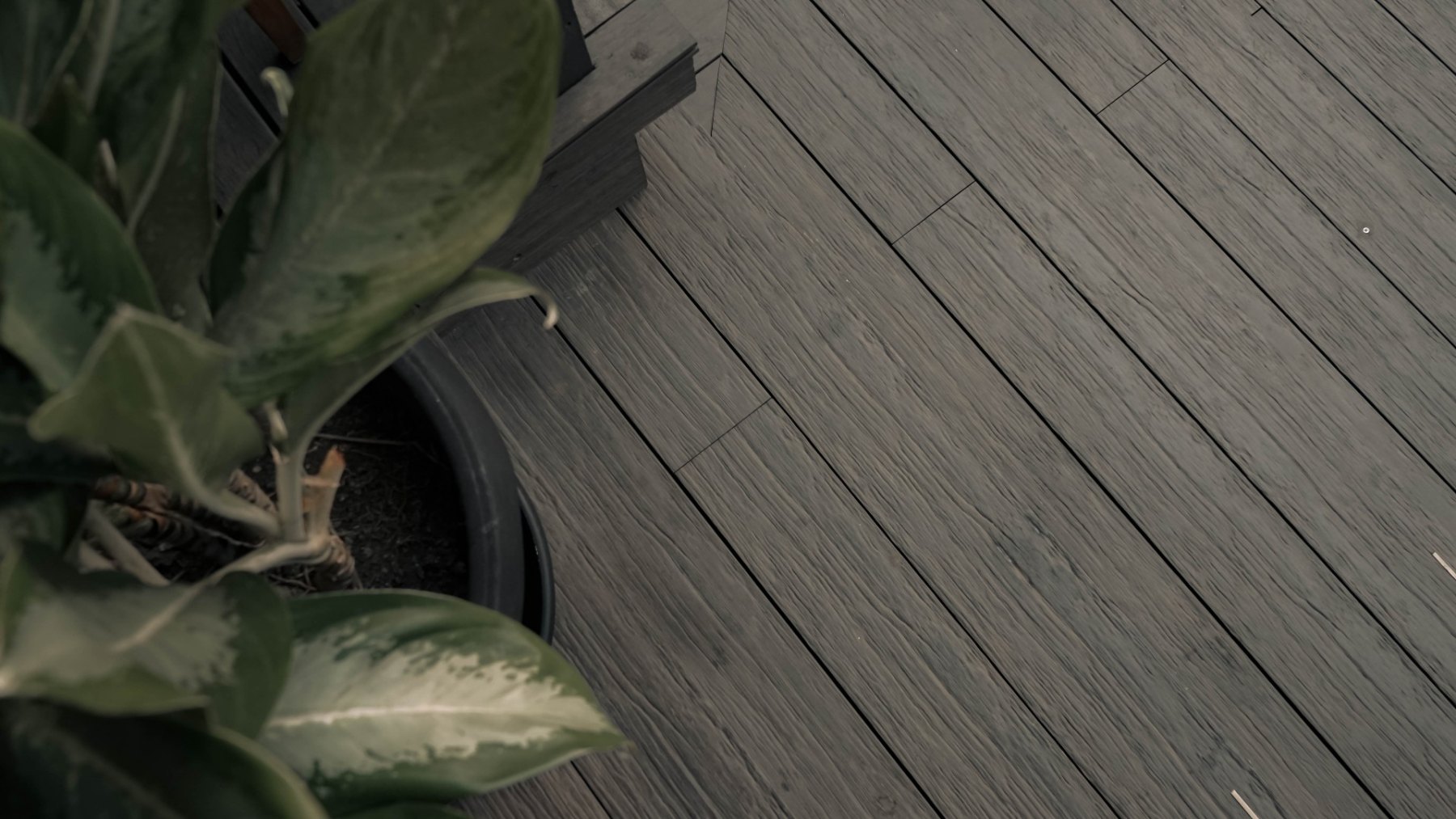 Mengapa Wood Plastic Composite (WPC) seperti Wepece adalah Pilihan Ideal untuk Ruang Komersial: Hotel, Vila, dan Restoran